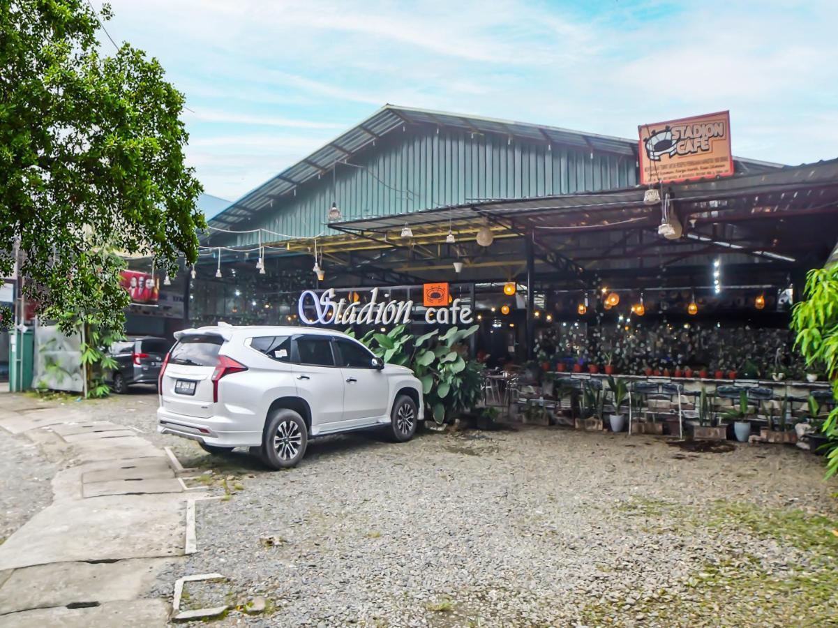 Oyo 990 Stadion Residence Syariah Medan Exterior photo