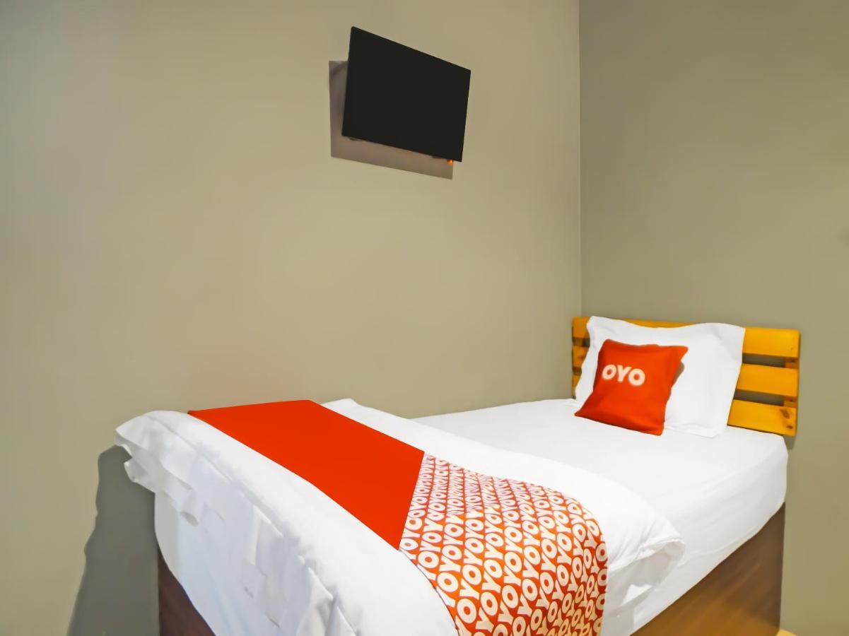 Oyo 990 Stadion Residence Syariah Medan Exterior photo