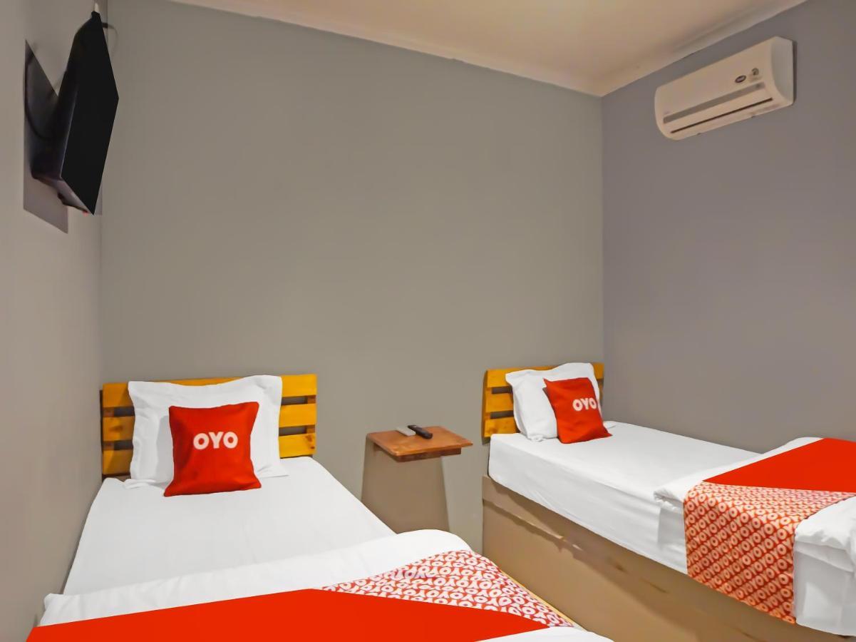 Oyo 990 Stadion Residence Syariah Medan Exterior photo